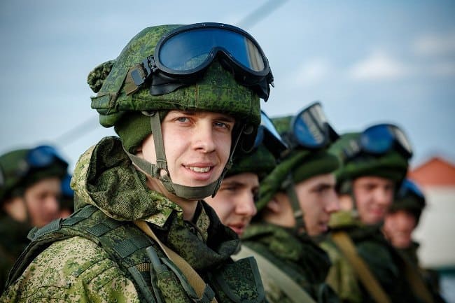 Военным ввели надбавки и повышают оклады