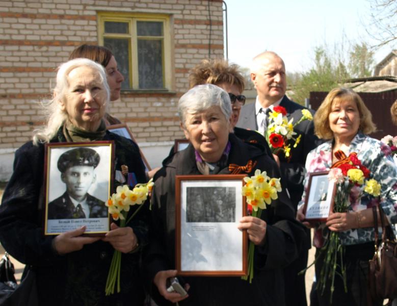 А я, друзья, погиб под Ельней…