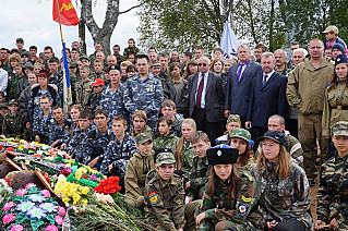 Положен парень в шар земной...