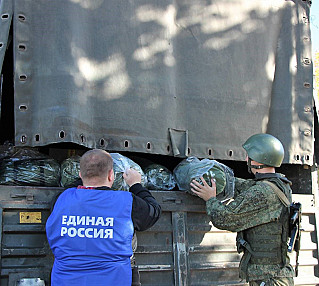 «Единая Россия» передала в смоленскую  воинскую часть многофункциональные палатки