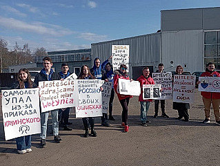 В Смоленске посла Польши встретили мирным протестом