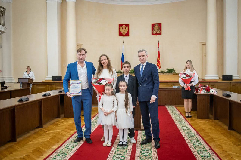 Василий Анохин наградил победителей фотоконкурса «Семьи счастливые моменты» и регионального этапа Всероссийского конкурса «Семья года»