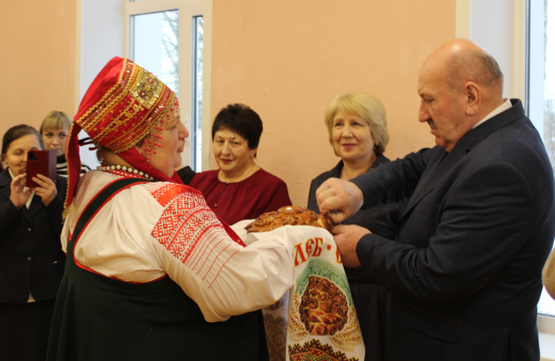 Живёт, как прежде,  Дом культуры – в нём  и уютно, и светло!