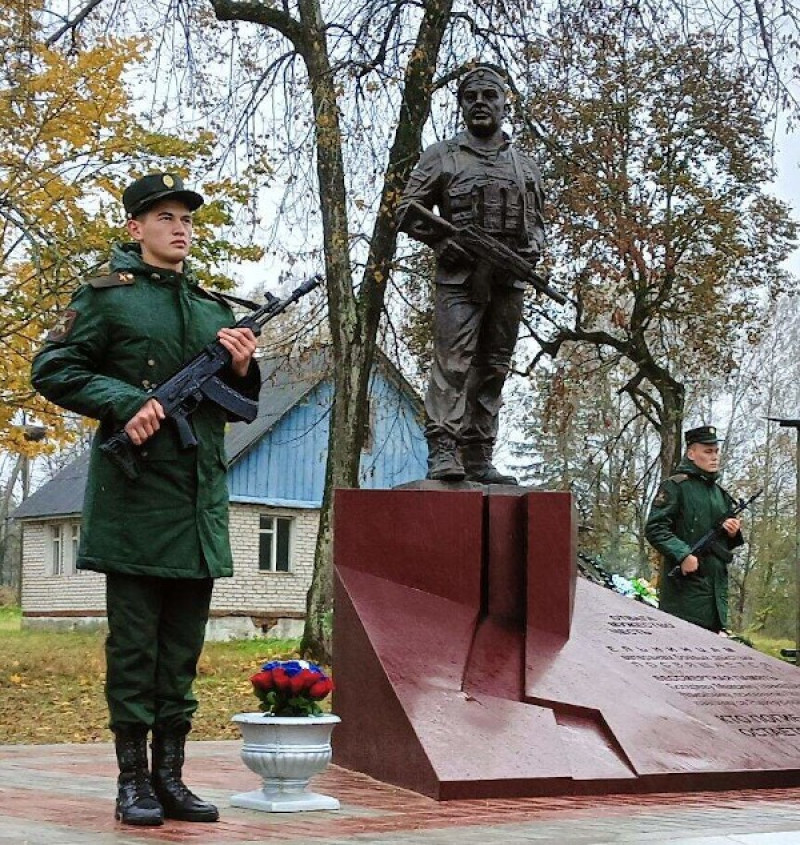В деревне Бывалка открыли памятник героям СВО