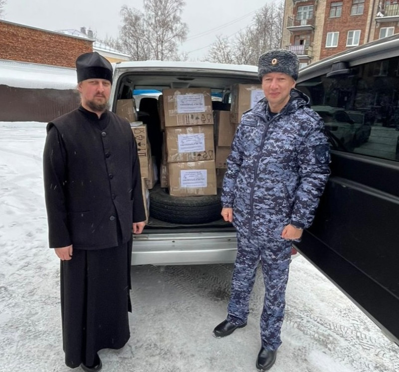 Смоленская епархия передала росгвардейцам партию окопных свечей