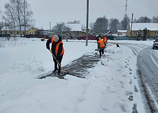 В Ельне борьба со снегопадом продолжается