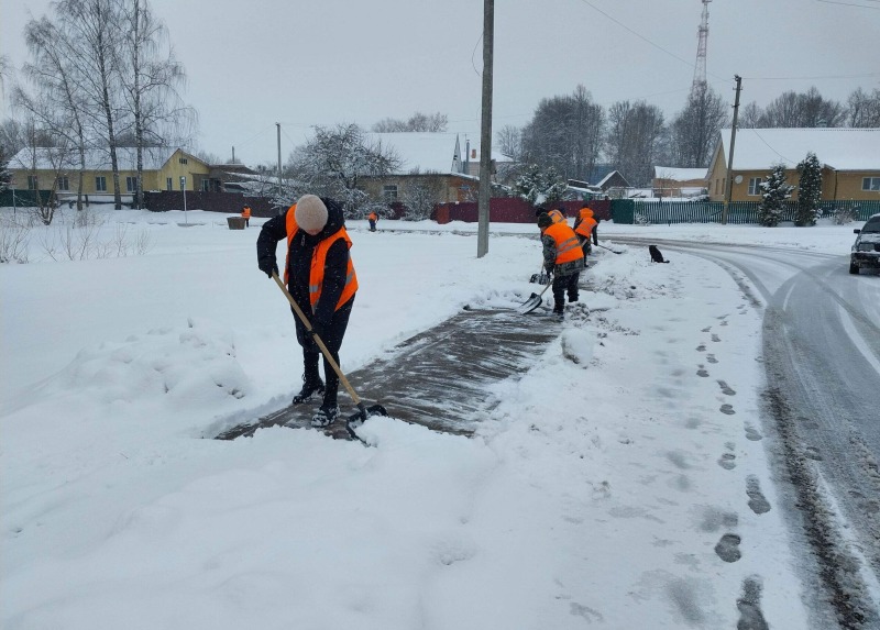 В Ельне борьба со снегопадом продолжается