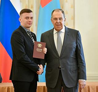 Министр иностранных дел Сергей Лавров вручил смоленскому ветерану СВО диплом о профессиональной переподготовке