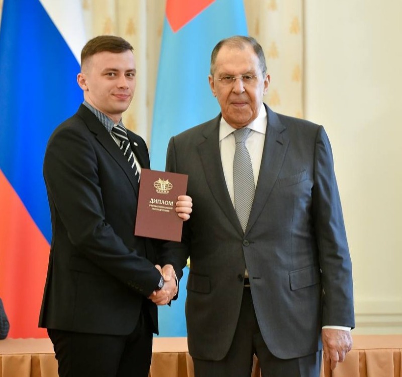 Министр иностранных дел Сергей Лавров вручил смоленскому ветерану СВО диплом о профессиональной переподготовке