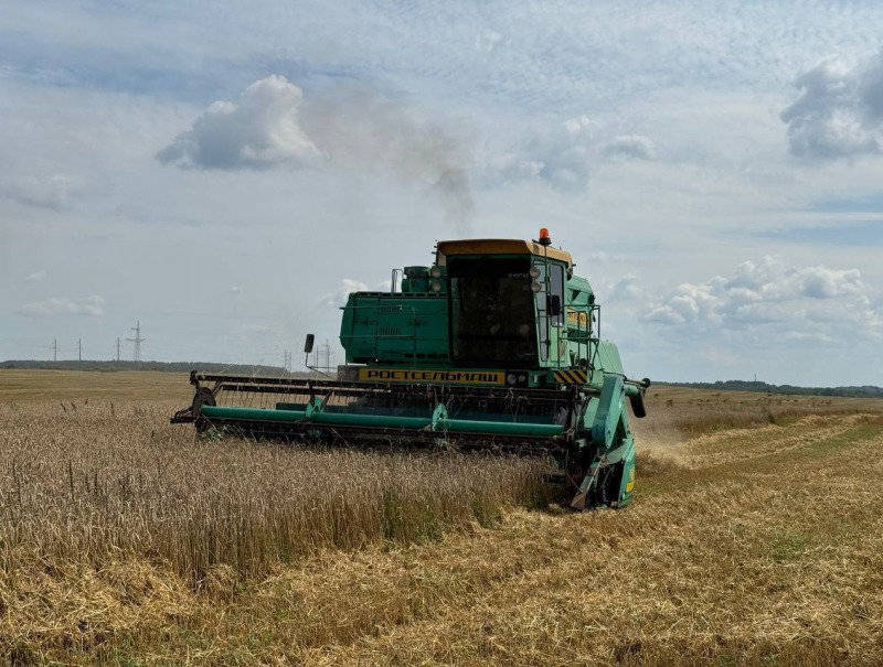 На полях сельскохозяйственных предприятий Смоленской области с утра и до позднего вечера работает техника