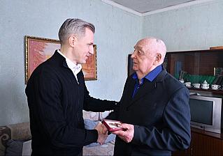 Лет до ста расти вам без старости!