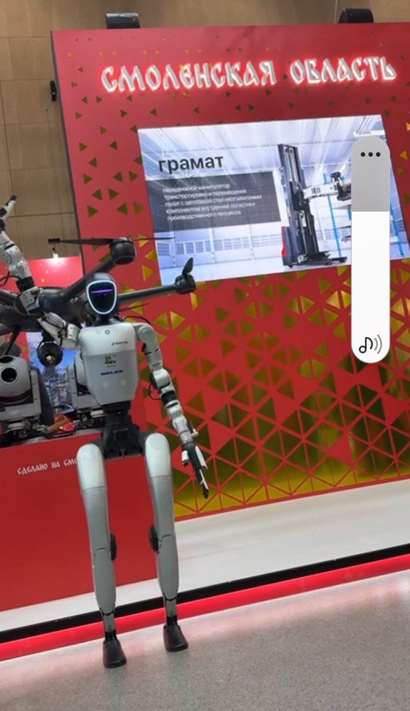 Стенд Смоленской области посетил робот-разнорабочий Белорусского автомобильного завода