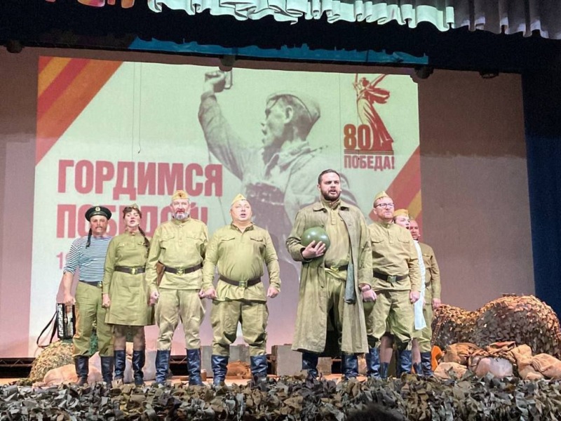 В Херсонском театре показали «Василия Тёркина» и вручили поэму образовательным учреждениям