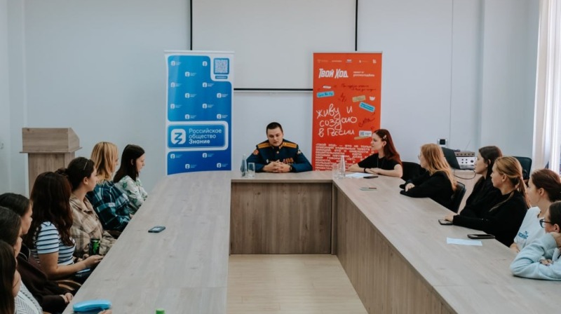 Молодежь Смоленска встретилась с ветераном спецоперации