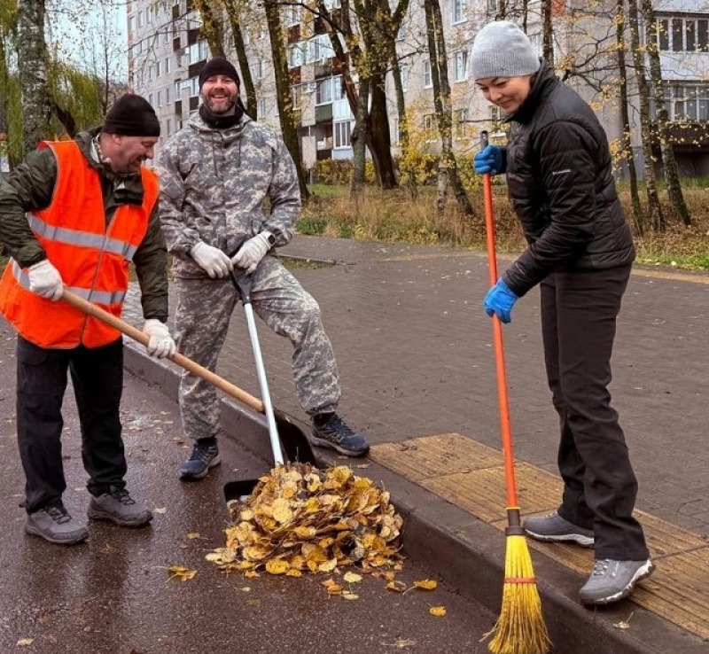 Накануне Дня народного единства смоленские атомщики провели экологический субботник в Десногорске