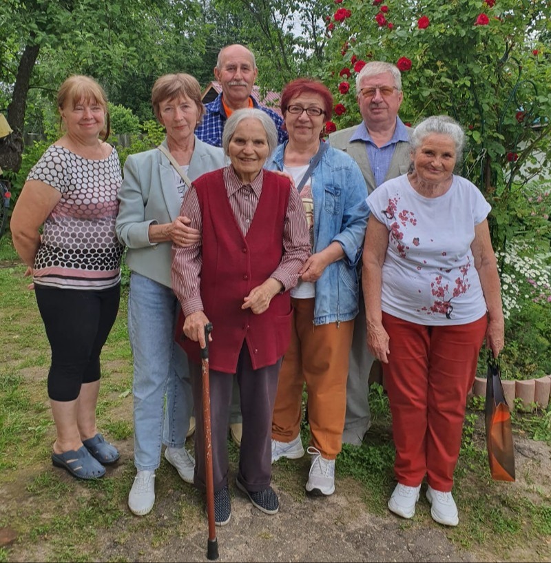Есть люди как звёзды, есть люди как песни от них нам светлее без всяких там если...