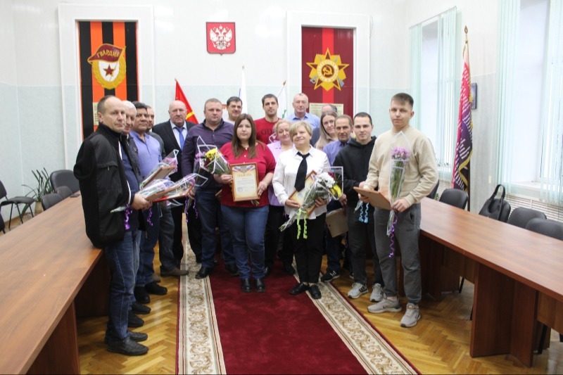 В нашей деревне огни не погашены