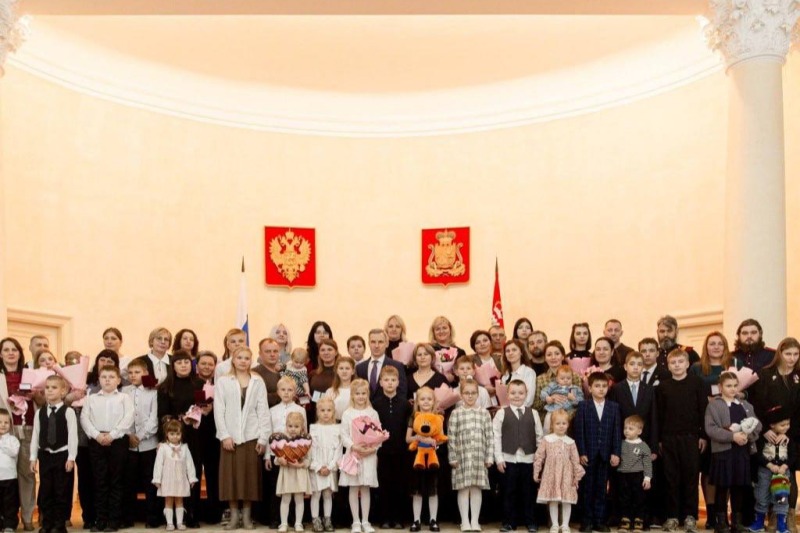 Сегодня в здании Правительства области было много детских голосов и улыбок.