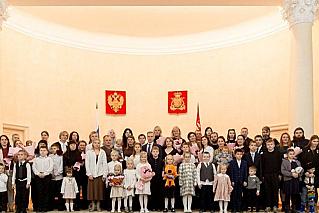 Сегодня в здании Правительства области было много детских голосов и улыбок.