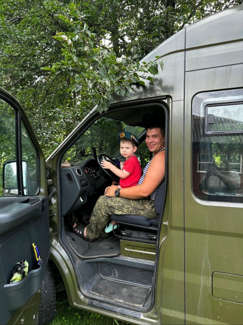 Всем тем, кто нынче только в путь выходит, кого дороги верности ведут...