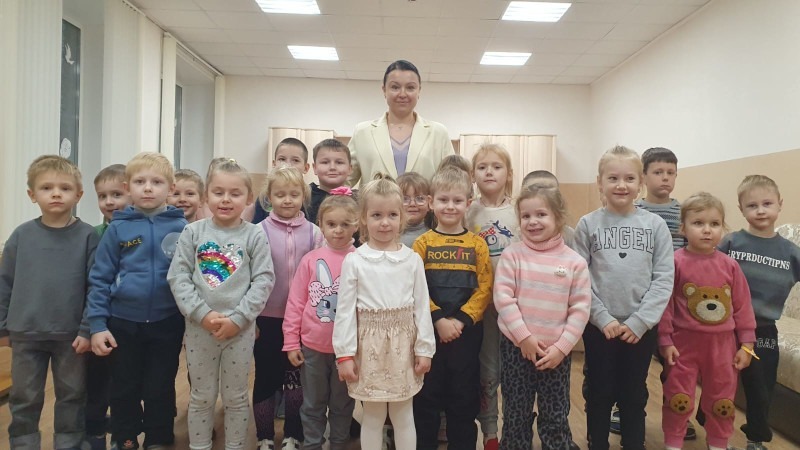 Мы в город Изумрудный спешим дорогой трудной!