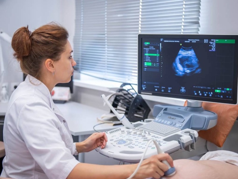 Какие меры поддержки для будущих родителей ввели в Смоленской области?