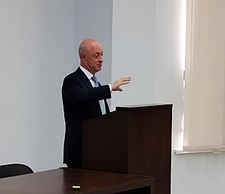 Зампред Госдумы обсудил со студентами смоленских вузов будущее экономики