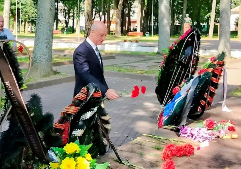 Дань прошлому — это инвестиции в будущее: Александр Бабаков почтил память героев в Ельне