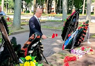 Дань прошлому — это инвестиции в будущее: Александр Бабаков почтил память героев в Ельне
