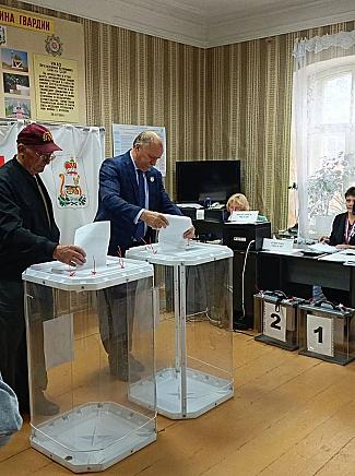 В числе первых на своём участке N189 проголосовал председатель Ельнинского окружного Совета депутатов Владимир Левченков.