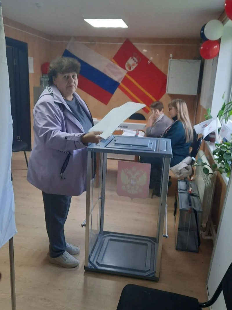 На избирательном участке N196 первой проголосовала Алла Николаевна Фадеева.
