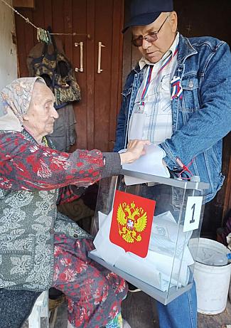 Голосование на избирательных участках Ельнинского муниципального округа 19 сентября идет полным ходом.
