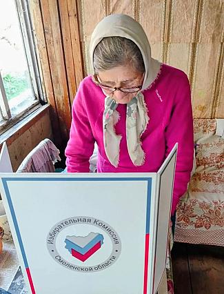 В Ельнинском муниципальном округе продолжается голосование на дому.