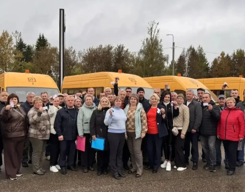 Обновляем парк школьных автобусов в Смоленской области.