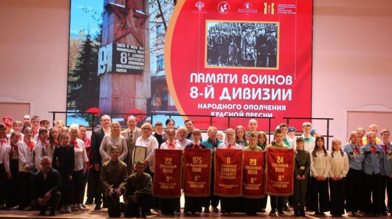 В полях за речкой сонной лежат в земле сырой Серёжка с Малой Бронной и Витька с Моховой...