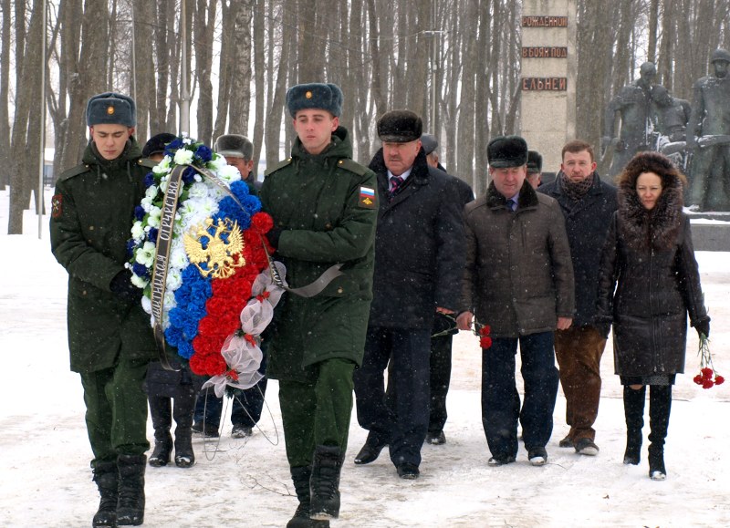 Давайте все  минуту помолчим,  помянем с болью тех,  кто не вернулся…