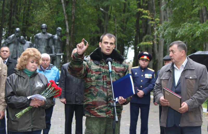 Помянем, братья, тех, кто мир собой закрыл...