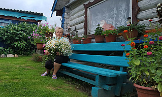 Ей улыбаются цветы  и дарят эликсир жизни