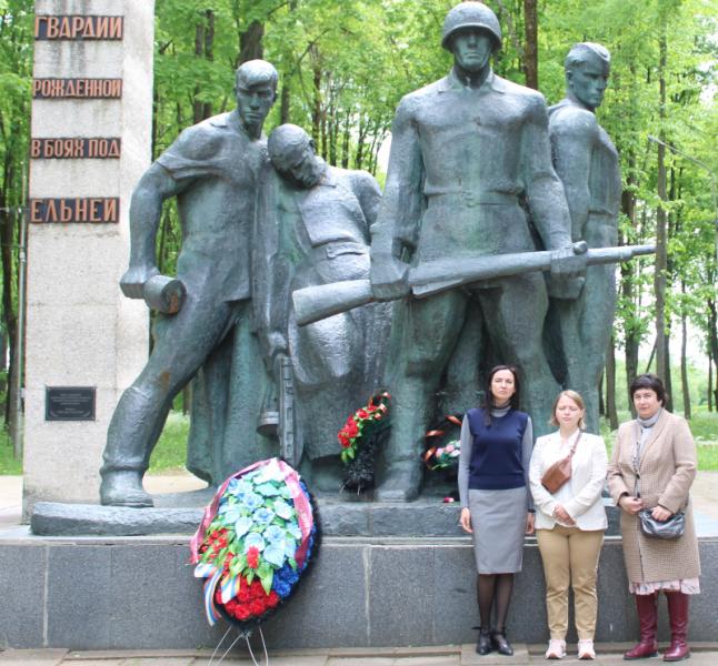 у памятника первогвардейцам