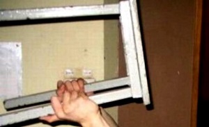 Поронаец избил своего знакомого едва не до смерти, использовав табуретку