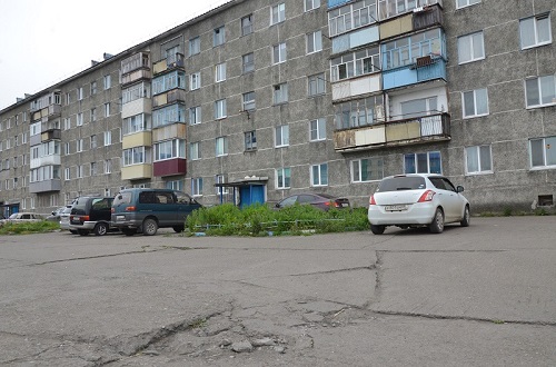 С обновлением дома и двора придется подождать