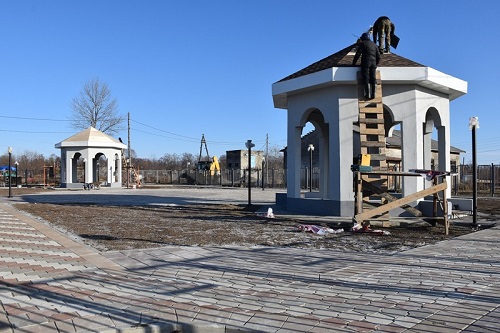 В селах Леонидово и Забайкалец завершается благоустройство скверов