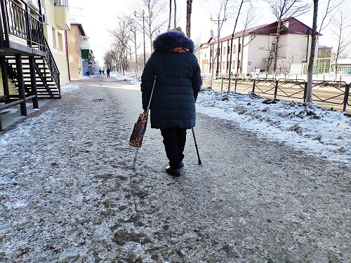 Противогололедные меры в Поронайске - это тонны песка и грунта, регулярно и щедро вываливаемые на улицы