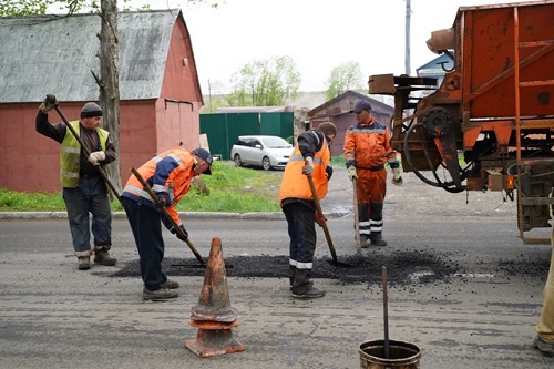 В Поронайске начался ямочный ремонт дорог