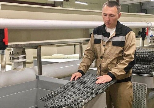Новый рыбоводный завод в Поронайском районе выпустил в свободное плаванье первых мальков