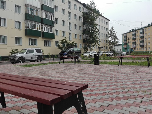 Лавочки - некомфортные, детской площадки нет...