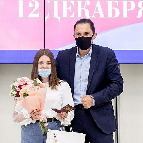 Поронайская школьница получила свой первый паспорт в зале правительства Сахалинской области