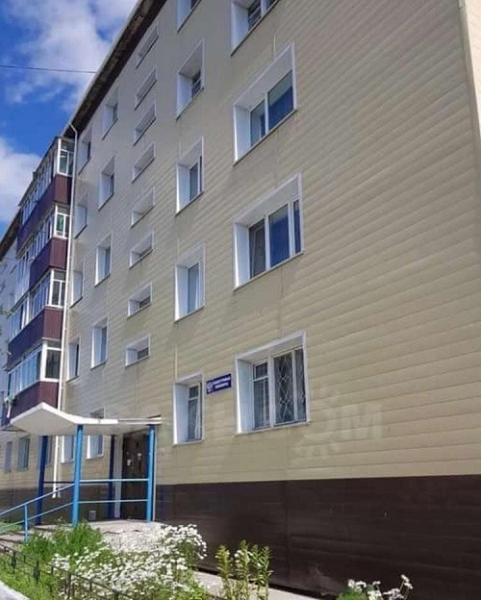 Жители МКД жалуются на холод и говорят об отсутствии утеплителя на отремонтированном фасаде
