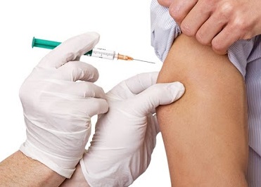 Вакцинация набирает обороты, общественники собираются разобраться в ее рисках 