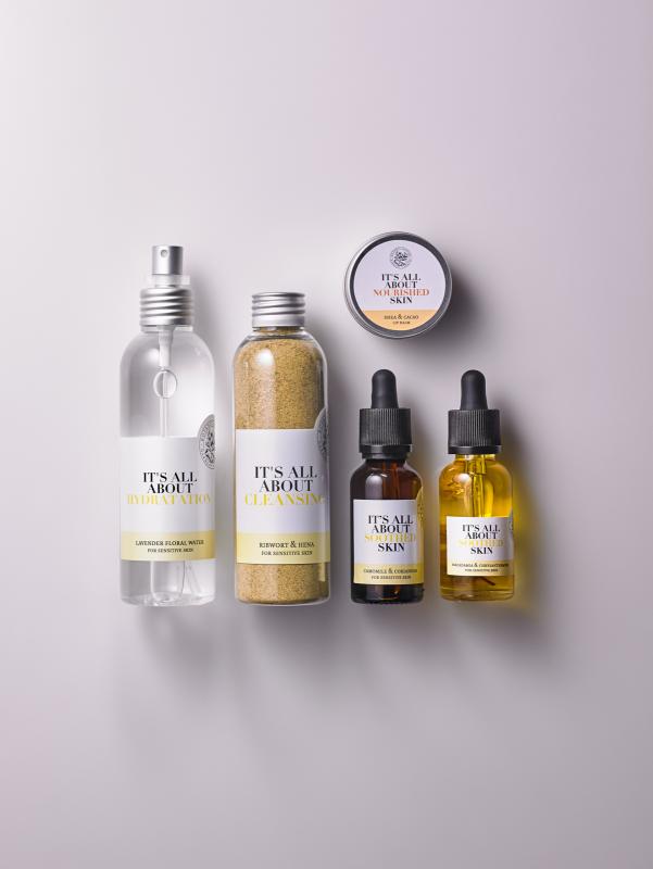 Большой косметический сет для чувствительной кожи в подарочной упаковке "It's all about soothed skin"